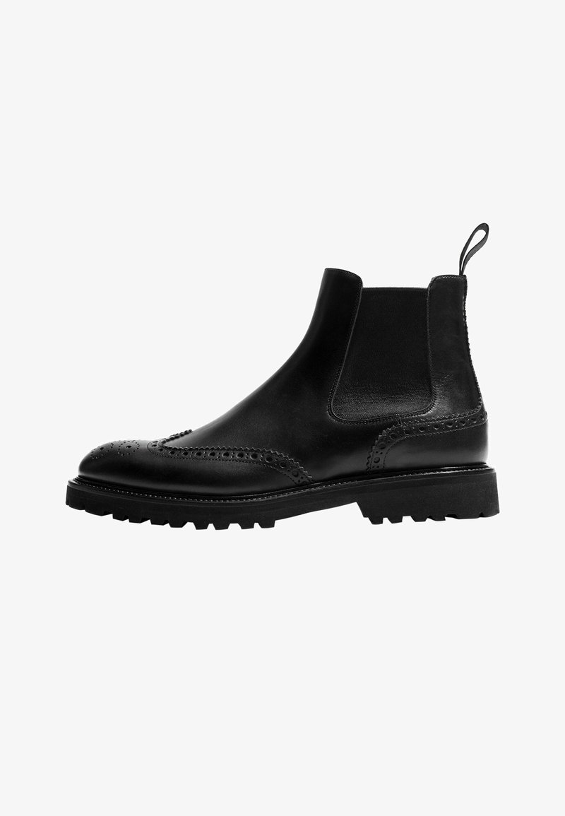 Botas Chelsea de cuero negro con detalles de brogue, paneles laterales elásticos, una lengüeta y una suela robusta. Acabado liso y silueta elegante.