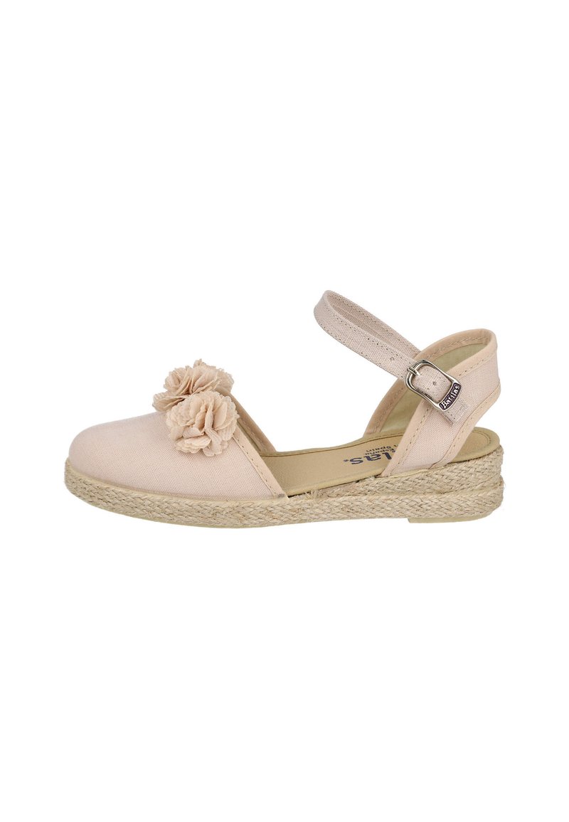 Sandalia espadrille rosa claro con acentos florales, parte superior de lienzo, correa al tobillo y suela de cuña envuelta en yute. Taco plano para mayor comodidad.