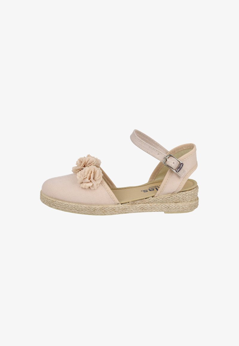 Sandalia espadrille rosa claro con acentos florales, parte superior de lienzo, correa al tobillo y suela de cuña envuelta en yute. Taco plano para mayor comodidad.