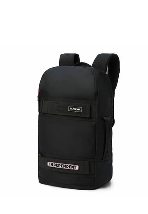 Schwarzer Rucksack aus strapazierfähigem Material mit gepolsterten Schultergurten, versehen mit einer Fronttasche mit dem Text "INDEPENDENT" und einem Reißverschluss.