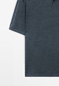 T-shirt gris foncé à manches courtes, présenté de la moitié du torse jusqu'à la manche, en tissu doux légèrement texturé sur un fond blanc.