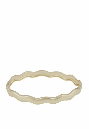 Goldfarbene gewellte Armkette mit einer glatten, reflektierenden Oberfläche und unregelmäßigen Kanten, die ein fließendes, organisches Design präsentiert.
