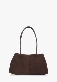 Bruine suede tote bag met twee lange hengsels, met een brede, platte bodem en een gebogen bovenkant. Gladde textuur zonder zichtbare hardware of accenten.