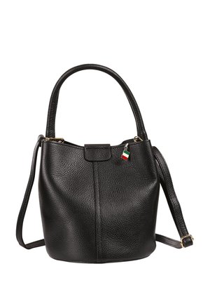 Sac à main en cuir noir texturé avec poignée supérieure, bandoulière réglable, fermeture à rabat et petit porte-bonheur drapeau italien sur le devant.