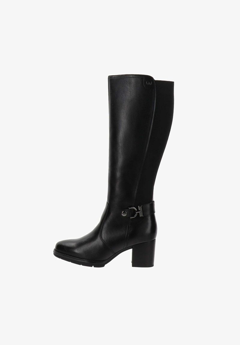 Bottes noires en cuir montantes jusqu'au genou avec un bout arrondi, un talon épais et une sangle décorative à boucle au niveau de la cheville. Texture lisse.