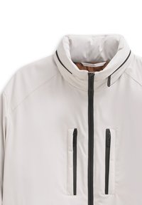 Weiße Jacke mit hohem Kragen, zwei schwarze Reißverschlusstaschen auf der Brust und einem zentralen schwarzen Reißverschluss, glatte Textur.