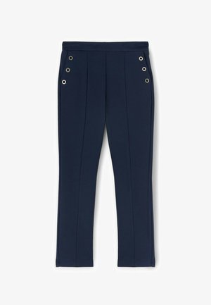 Pantalones azul marino con una textura suave, que presentan cuatro ojales circulares como acentos y pliegues frontales para un aspecto a medida.