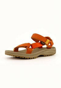 Sandalias con correas naranjas y suela texturizada en tono marrón, que cuentan con correas ajustables, una plantilla acolchada y un patrón de tracción resistente.