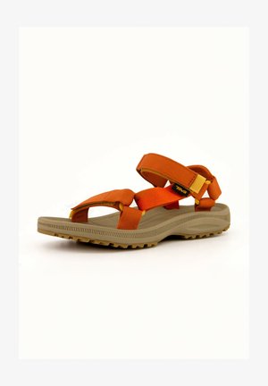 Orangene Sandalen mit einem strukturierten, braunen Sohlenboden, verstellbaren Riemen, einer gepolsterten Fußbett und einem robusten Profil.