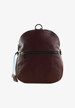 Zaino in pelle marrone scuro compatto con tasca frontale con zip e un piccolo portachiavi in pelle attaccato con un bottone blu.