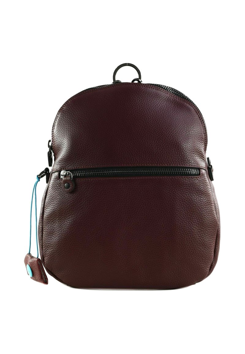 Zaino in pelle marrone scuro compatto con tasca frontale con zip e un piccolo portachiavi in pelle attaccato con un bottone blu.