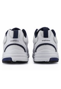 Weiße Sportschuhe mit marineblauen Akzenten, Obermaterial aus Netzgewebe, gepolsterter Schaftrand und einer strukturierten Sohle. 'Bagheera'-Logo an der Ferse.