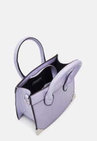 Lavendel croc-præget håndtaske med to håndtag, sort interiør, lynlåslomme, metalhjørnebeskyttere og ALDO-logo på fronten.