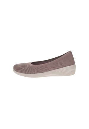 Zapato plano tipo slip-on de color malva claro con parte superior de punto texturizado y suela blanca estriada.