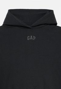 Sweatshirt preto com capuz dobrado para dentro e um pequeno logotipo metálico prateado da GAP centrado no peito.
