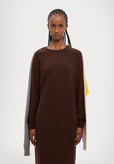 Robe longue marron à manches longues avec des manches en coloris gris, jaune et violet. Texture douce, coupe décontractée et col rond.
