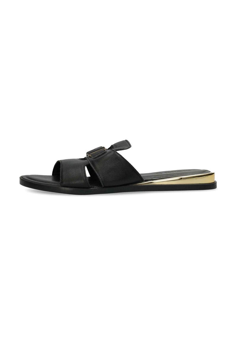 Černé kožené sandály na slidery s otevřenou špičkou, které mají dva překrývající se popruhy a zlatý akcent na podešvi. Hladká textura.