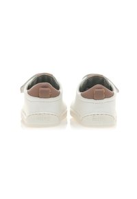 Witte leren schoenen met een gladde textuur, voorzien van een roze hakaccent en een kleine tan strap aan de achterkant. Merkenlogo ingebed in de zool.