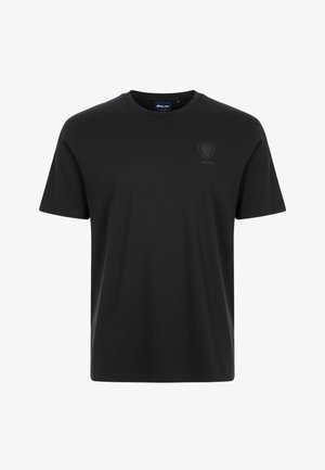 Camiseta negra de manga corta con cuello redondo y un pequeño logo oscuro del escudo del NYPD en el lado izquierdo del pecho.