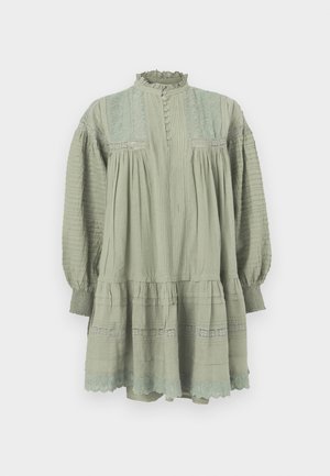 Φόρεμα ανοιχτού πράσινου με μακριά μανίκια, κουμπωτό ψηλό γιακά, πιέτες και δαντέλα στο μπούστο, στις μανσέτες και στο τελείωμα, με σούρα στη μέση.