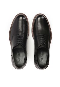 Pantofi din piele ecologică negri, cu vârful rotund, design cu șireturi și interior texturat. Prezintă o cusătură contrastantă maro în jurul talpii.