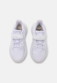 Baskets blanches en mesh et matériaux synthétiques. Dotées d'une tige texturée, de lacets et d'une sangle Velcro pour la fermeture.