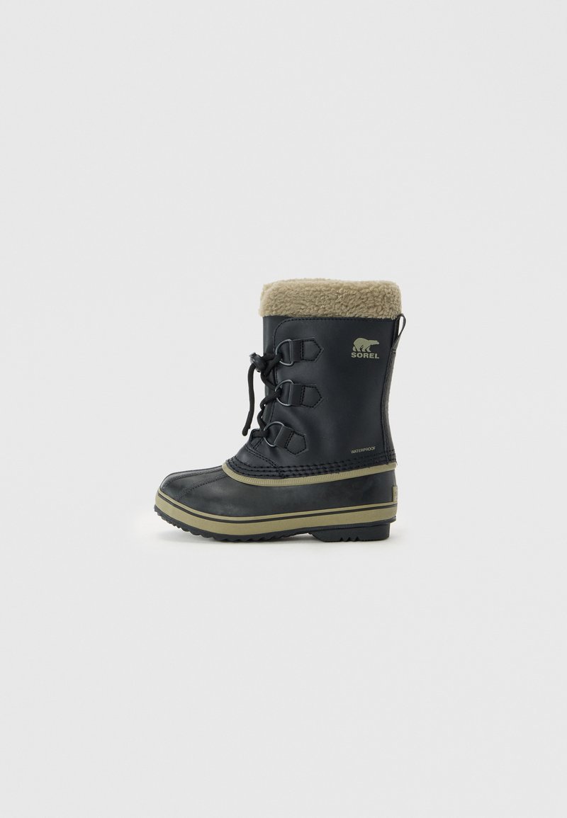 Botas de invierno impermeables negras con forro de piel marrón, parte delantera con cordones y suela gruesa, logo de la marca visible en el lado superior.