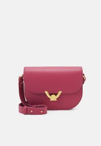 Fuksijų spalvos odinė per petį nešiojama rankinė su apvalia atverčiama dalimi ir auksinės spalvos metalu. Komplekte yra reguliuojamo ilgio dirželis ir išskirtinė metalinė sagtis.