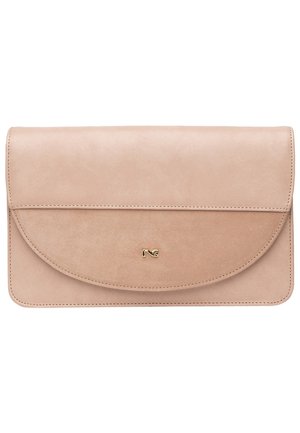 Bolso de mano de cuero beige claro con texturas lisas y de ante, solapa redondeada y pequeño logo dorado NG en el centro frontal.