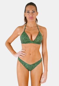 Ensemble bikini vert avec un motif à rayures zébrées. Comprend un haut à col halter et un bas taille basse, tous deux fabriqués en matériau doux et texturé.
