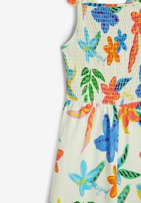 Vestido sin mangas con estampado floral en blanco, que presenta hojas y flores vibrantes en azul, verde, amarillo, naranja y rosa, con detalle de corpiño fruncido.