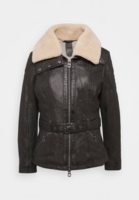 Giacca in pelle nera con colletto in pelliccia sintetica crema, chiusura con zip, due tasche con zip e vita con cintura. Presenta cuciture dettagliate.