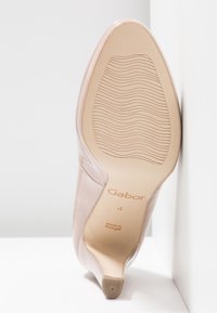 Semelle beige de chaussure à talon haut avec motif ondulé antidérapant, marque "Gabor", taille 4, et inscription "Made in Portugal" visible.