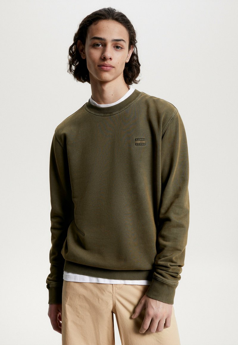 Tommy Jeans ESSENTIAL TONAL BADGE - Sweatshirt - drab olive green