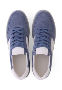 Blaue Wildlederschuhe mit weißen Akzenten, runder Zehenpartie, flacher Gummisohle und Schnürverschluss. Glatte Textur und klassisches Design.