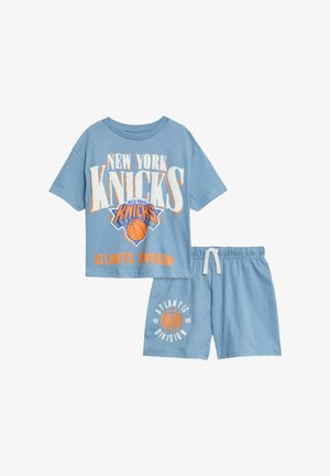 Blaues Baumwoll-Zweiteiler-Outfit bestehend aus einem T-Shirt mit kurzen Ärmeln und "NEW YORK KNICKS"-Druck sowie passenden Shorts mit elastischem Bund und Logo.