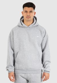 Grau Hoodie mit einer Vordertasche, gerippten Bündchen und Saum. Verfügt über ein kleines Logo auf der Brust und besteht aus weichem, strukturiertem Stoff.