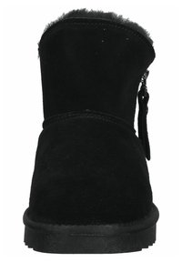 Schwarze Wildleder-Stiefelette mit weicher Fellfütterung, runder Zehenform und seitlichem Reißverschlussdetail. Flauschige Gummisohle mit angehobener Kante für besseren Halt.
