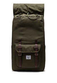 Zaino in tela verde oliva con design a roll-top, spallacci in pelle marrone, tasca anteriore con patella e una etichetta con logo alla base.