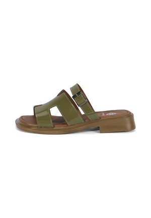 Sandale à enfiler vert olive à bout ouvert avec brides découpées, boucle réglable, semelle intérieure marron matelassée et petit talon bloc.