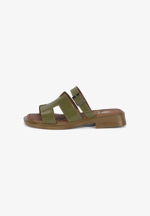 Sandale à enfiler vert olive à bout ouvert avec brides découpées, boucle réglable, semelle intérieure marron matelassée et petit talon bloc.