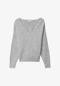 Suéter de punto gris con escote en V, mangas largas y un ajuste holgado. Tejido texturizado con un aspecto suave y acogedor.