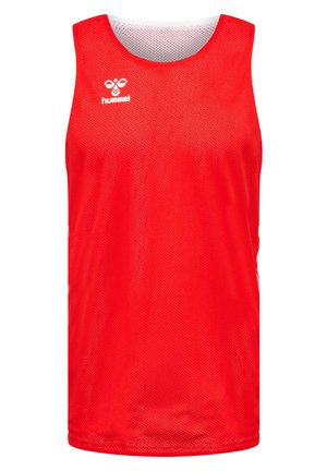 Rode mesh sporttanktop met een ronde halslijn, voorzien van een klein wit logo op de borst en ademende stofstructuur.