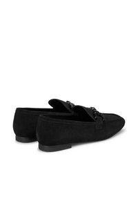 Mocassini neri in suede con tacco piatto, caratterizzati da una fascia decorativa con perline e un elegante design della punta affusolata.
