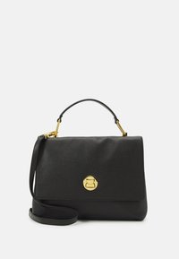 Borsa a mano in pelle nera con finitura texture, dotata di un fermaglio rotondo dorato, manico superiore e tracolla staccabile.