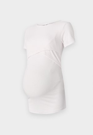 Camiseta de maternidad rosa claro, de mangas cortas, con textura acanalada, diseño ajustado con una costura curvada debajo del busto, contorno suave para mayor comodidad.