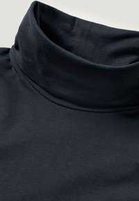Dunkelblaues Turtleneck-Oberteil aus weichem, dehnbarem Stoff mit glatter Textur und hohem Kragen, das ein einfaches, sauberes Design zeigt.
