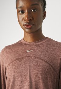 Nike Performance SWIFT TOP - Langærmet T-shirt - burgundy crush/smokey mauve/htr/(reflective silv)