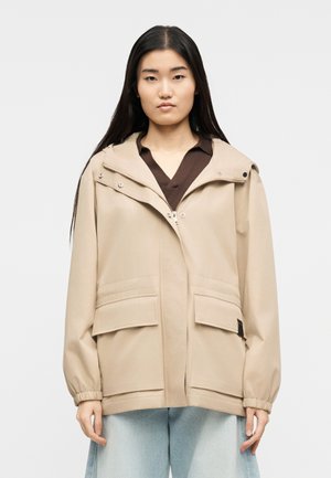 - Kurtka przejściowa