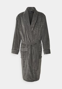 Accappatoio grigio in materiale peluche, con maniche lunghe, colletto a scialle, legatura frontale e due tasche anteriori. Texture morbida e design di lunghezza media, fino al polpaccio.